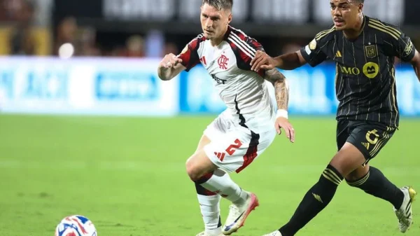 Jogador do Flamengo disputa a bola