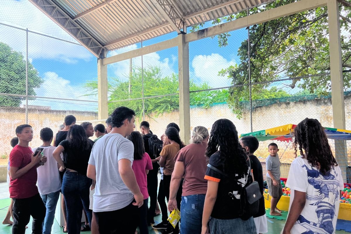 Caravana Mais Natal leva serviços gratuitos de saúde, estética e cidadania aos moradores do Potengi na segunda (25), em Natal.