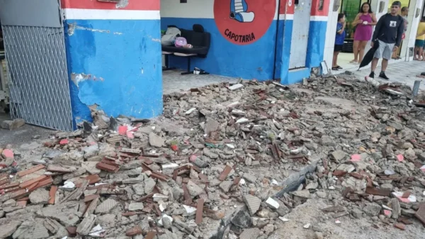 Três crianças ficaram feridas após o desabamento de uma marquise na Rua dos Caicós, no bairro Dix-Sept Rosado, Zona Oeste de Natal