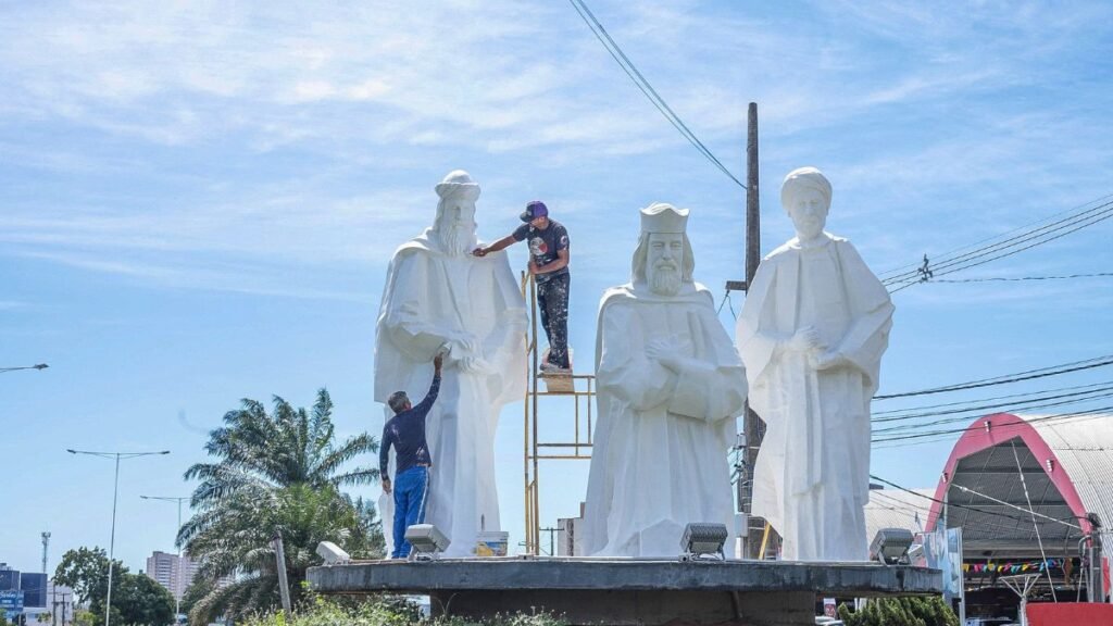 Monumento dos Três Reis Magos recebe nova pintura na entrada de Natal ...