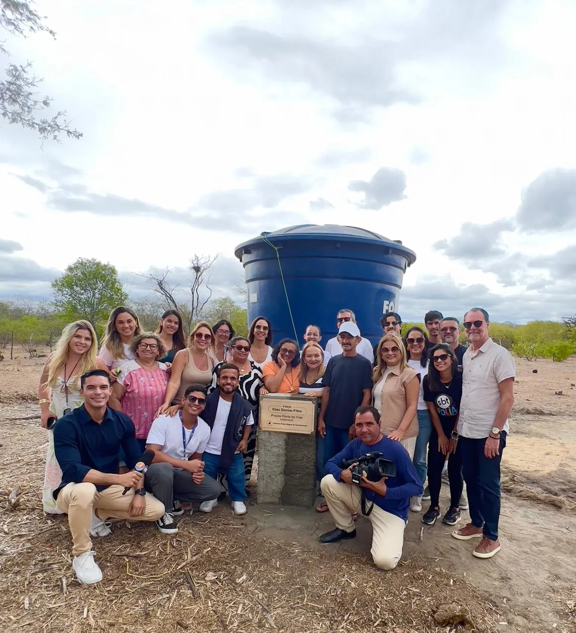 Colaboradores e direção do Sistema Ponta Negra entregam poço para comunidade em Acari.