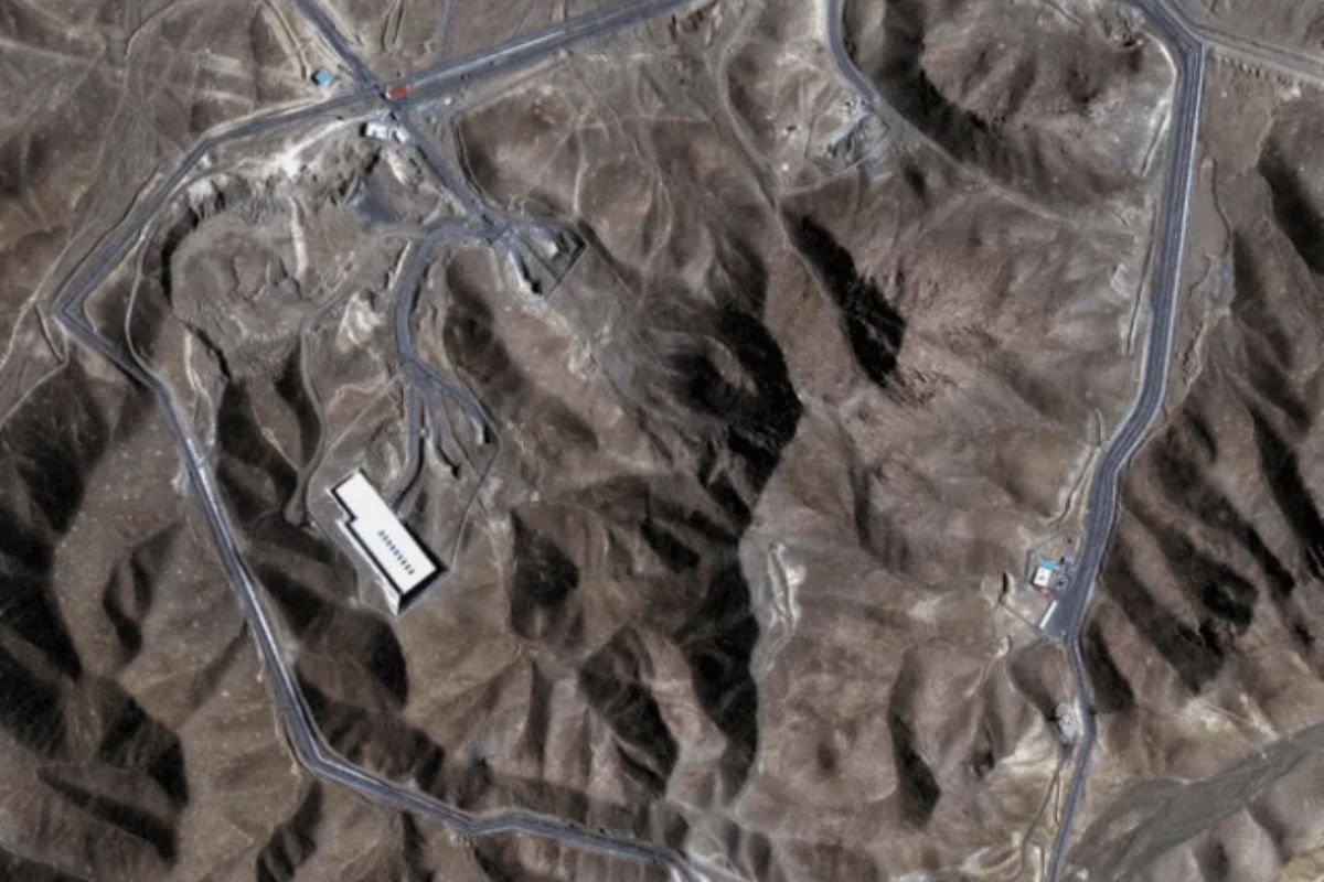 Imagem de satélite da usina nuclear de Fordo, antes de ser atingida | Reprodução Maxar Technologies/Reuters