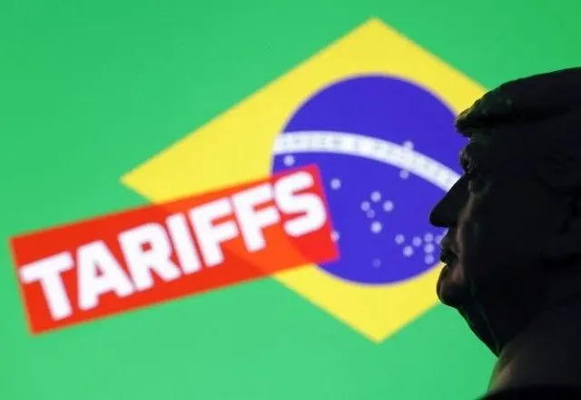 Miniatura do presidente dos EUA, Donald Trump, em ilustração diante da bandeira do Brasil com a palavra "tarifas" |