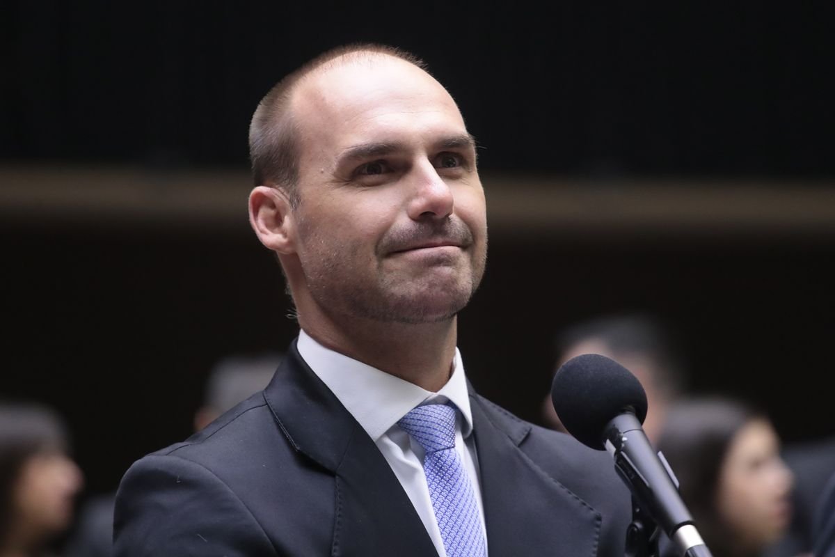 STF forma maioria para aceitar denúncia e tornar Eduardo Bolsonaro réu por articular sanções contra o Brasil nos EUA para influenciar julgamento do pai.