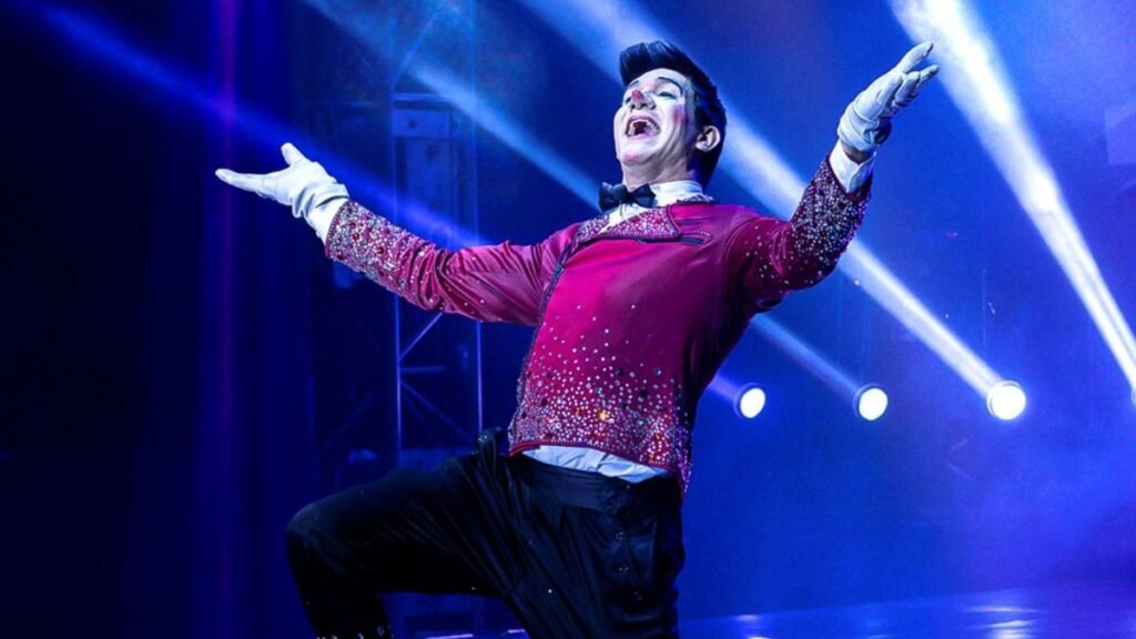 Palhaço no picadeiro se apresentando.