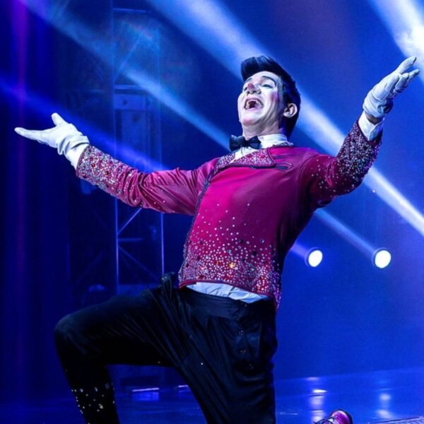 Palhaço no picadeiro se apresentando.