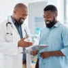 Homem recebendo informações de médico em consultório