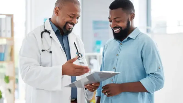 Homem recebendo informações de médico em consultório