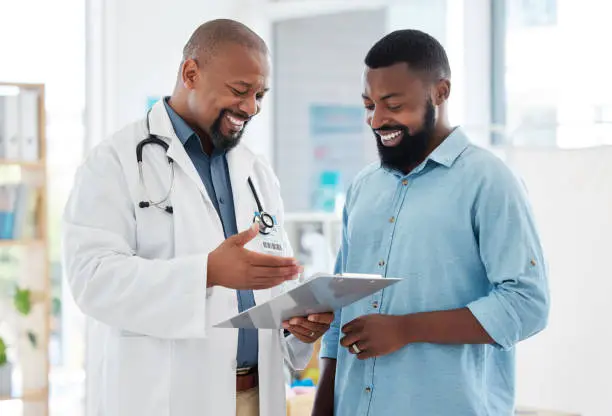 Homem recebendo informações de médico em consultório