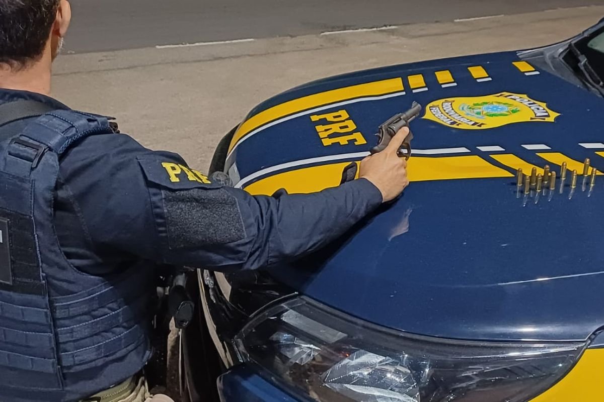 Revólver apreendido pela PRF durante abordagem na BR-101
