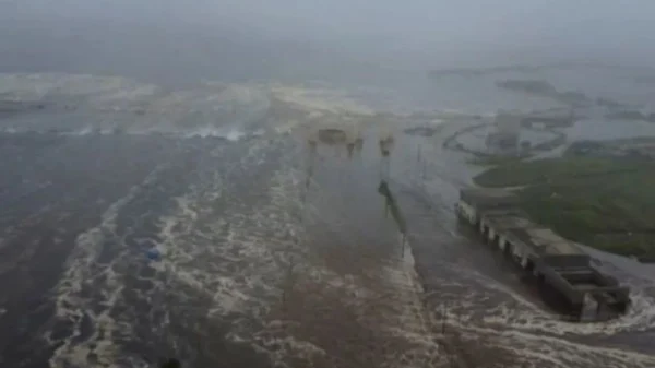 Ondas de tsunami inundam área no extremo leste da Rússia em Severo-Kurilsk