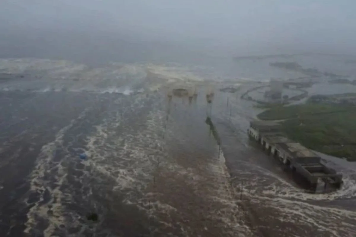 Ondas de tsunami inundam área no extremo leste da Rússia em Severo-Kurilsk