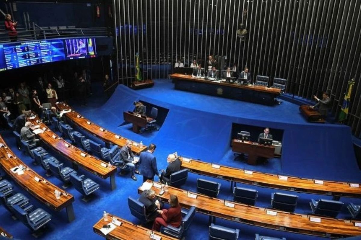 A CCJ aprovou projeto que endurece as regras de internação de menores, ampliando o tempo máximo de três para até dez anos em casos graves.