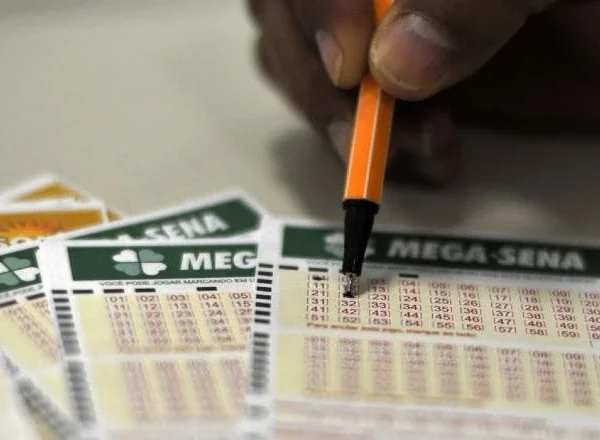 formulário da Mega-Sena sendo preenchido