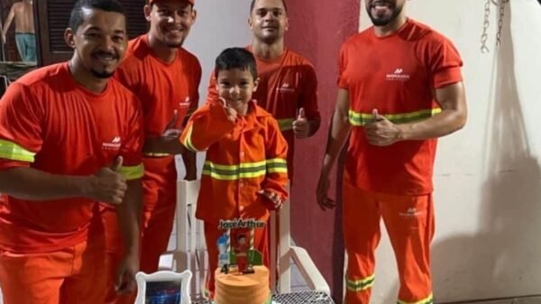 Menino comemora aniversário com garis da Urbana em Natal e emociona trabalhadores com bolo