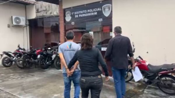 Prisões ocorreram nesta terça-feira (29), nos bairros Passagem de Areia e Nova Parnamirim. Um dos suspeitos foi condenado a mais de 18 anos.