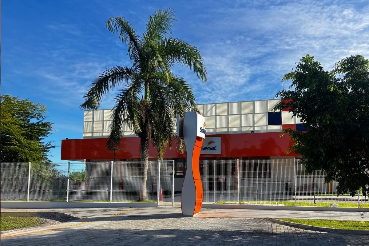 Com duração de três anos, modalidade alia Ensino Médio e formação técnica em Informática para Internet, com material 100% digital.
