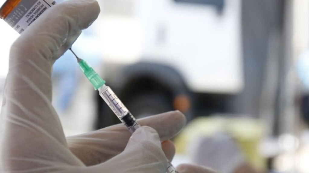 O Ministério da Saúde prorrogou até o primeiro semestre de 2026 a estratégia de resgate vacinal contra o HPV destinada a jovens de 15 a 19 anos