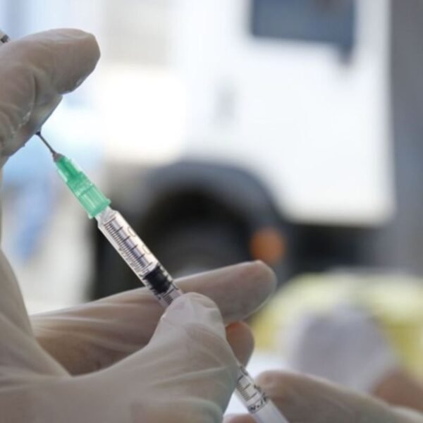 O Ministério da Saúde prorrogou até o primeiro semestre de 2026 a estratégia de resgate vacinal contra o HPV destinada a jovens de 15 a 19 anos