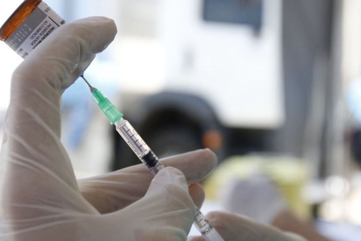 Estudo da Fiocruz mostra que a vacina contra HPV reduziu em 58% os casos de câncer do colo do útero entre jovens brasileiras.