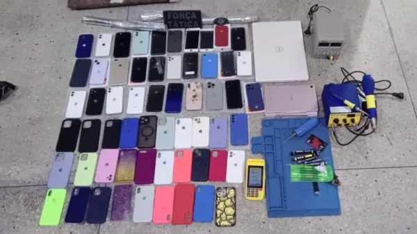 Foram recuperados 22 celulares