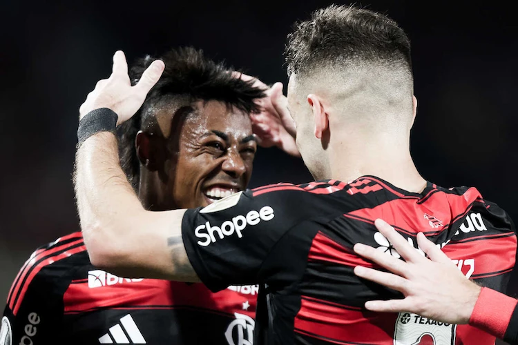 Bruno Henriqe celebra o gol do jogo.