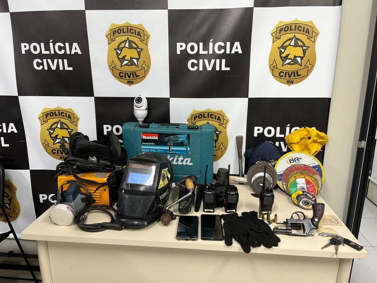 foram encontrados diversos equipamentos utilizados para serrar metal