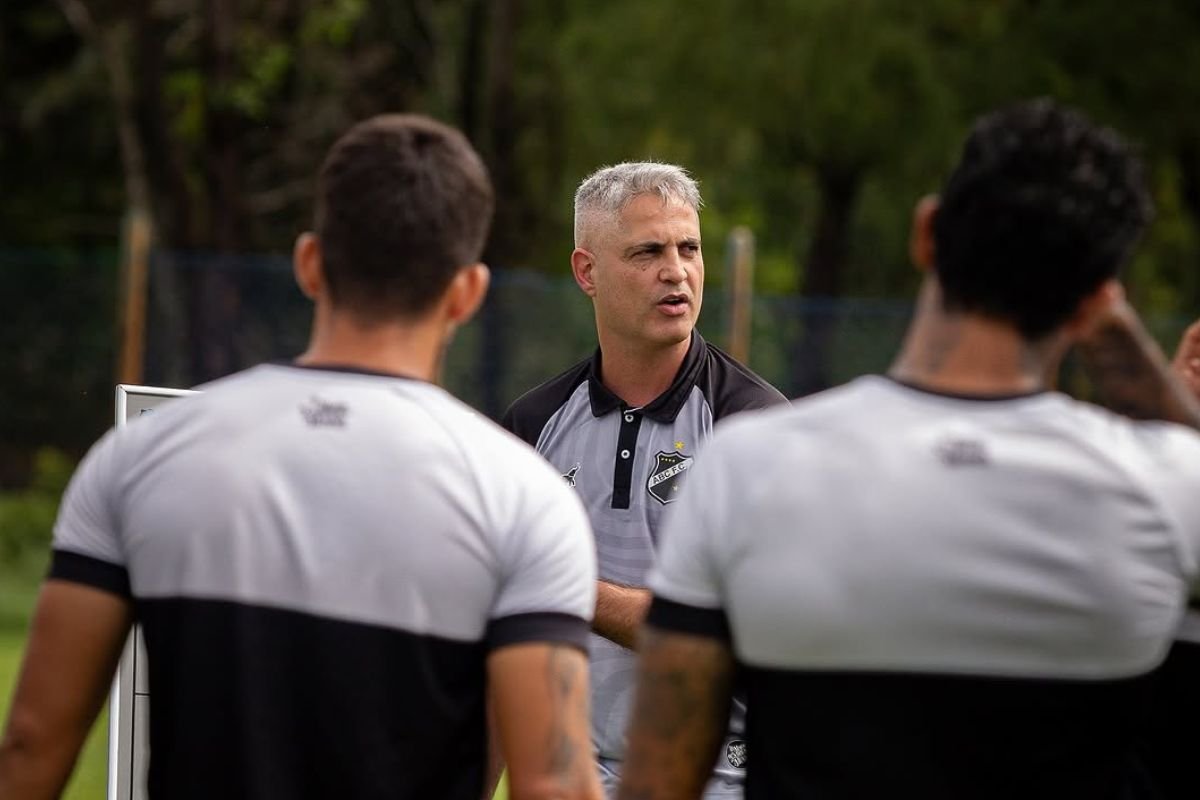 ABC anuncia saída de Rodrigo Santana e do auxiliar Neto Pajolla. Jonidey Tostão assume comando da equipe para reta final da Série C.