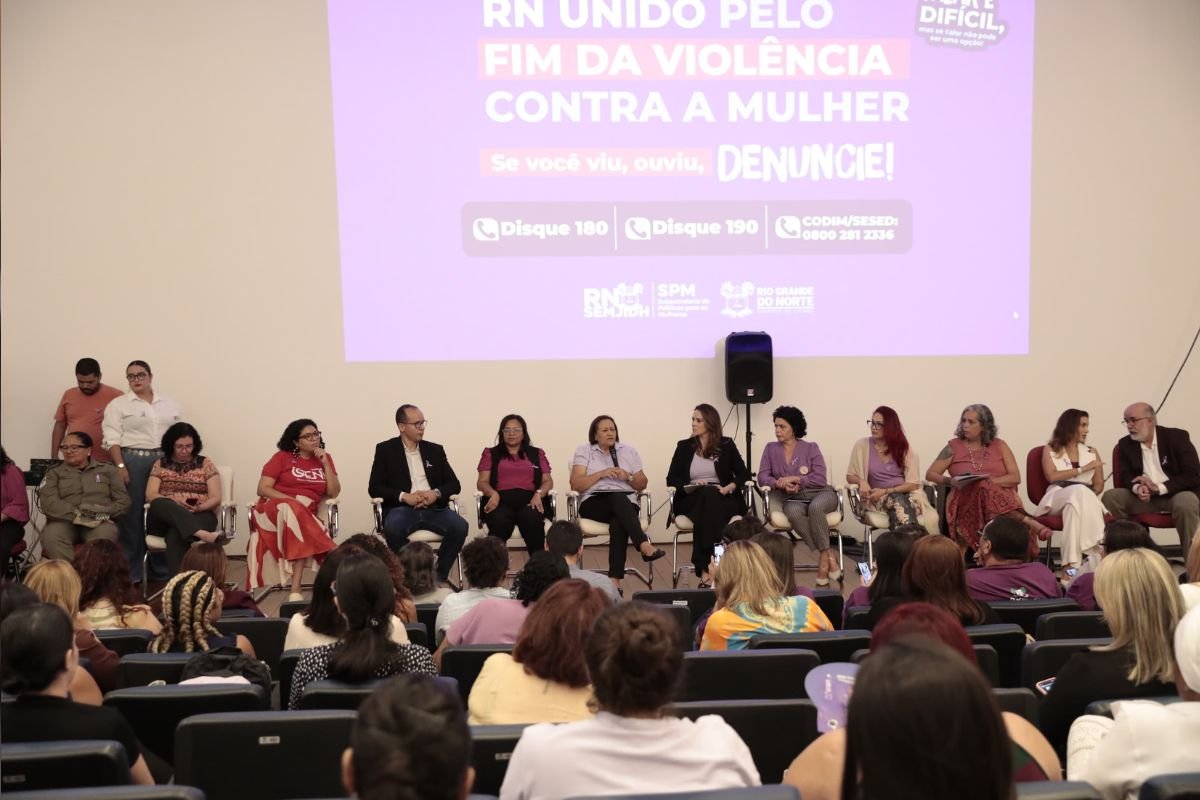 RN inicia Agosto Lilás 2025 com seminário, capacitação e programa Maria da Penha Vai às Escolas para enfrentar a violência contra a mulher.