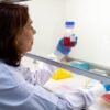 Anticorpo contra Zika, desenvolvido pelo Butantan, busca proteger grávidas e prevenir malformações em bebês. Estudo clínico será realizado em breve.