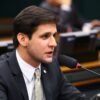 Imagem do ex-Deputado Federal Rafael Motta em plenário falando ao microfone.