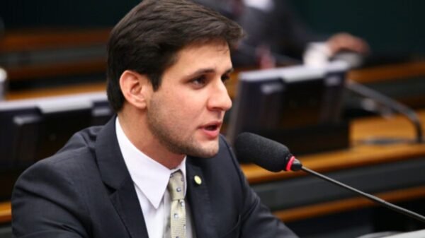 Imagem do ex-Deputado Federal Rafael Motta em plenário falando ao microfone.