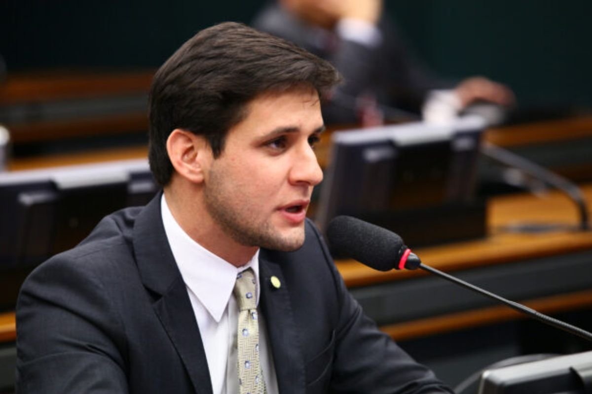 Imagem do ex-Deputado Federal Rafael Motta em plenário falando ao microfone.