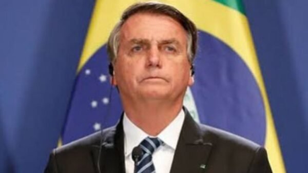 Ex-presidente Jair Bolsonaro deve se manifestar até sexta-feira sobre pedido de asilo político encontrado pela PF em seu celular.