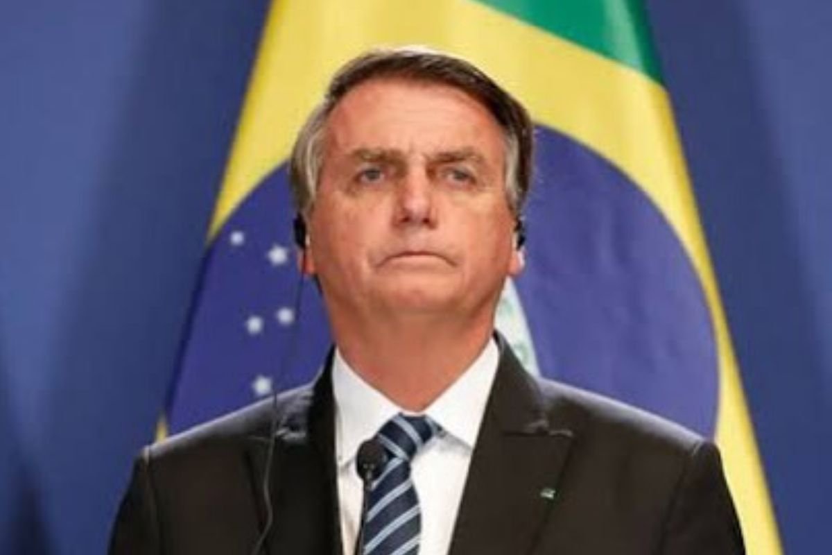 Ministro Alexandre de Moraes reabre inquérito que investiga suposta interferência de Jair Bolsonaro na Polícia Federal durante presidência.