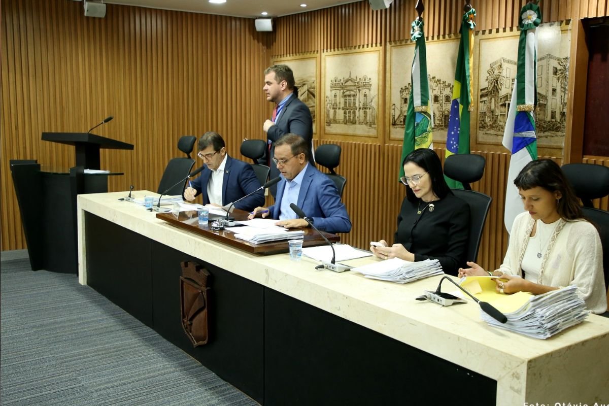 Câmara Municipal de Natal analisa 60 projetos e cria 81 relatorias na primeira reunião após recesso parlamentar. Destaque para programa veterinário e direitos de diabéticos.