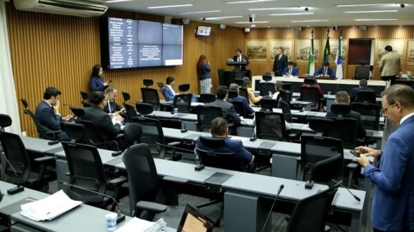Câmara de Natal aprova relatório da CEI que investigou ocupações de imóveis. Documento será encaminhado ao Ministério Público para apuração.