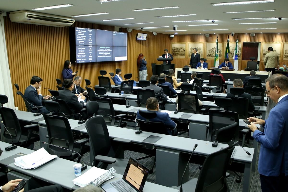 Câmara de Natal aprova relatório da CEI que investigou ocupações de imóveis. Documento será encaminhado ao Ministério Público para apuração.