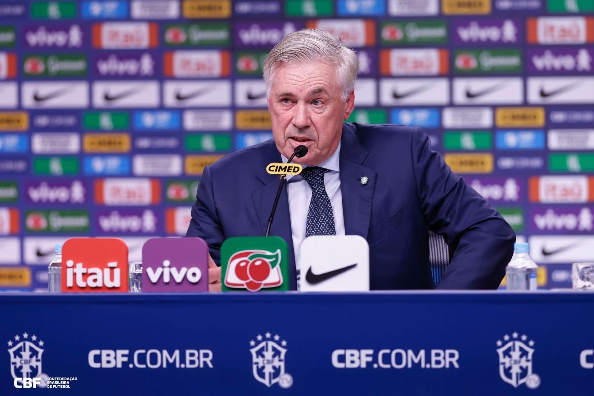 Técnico Carlo Ancelotti divulga lista da seleção brasileira para as Eliminatórias da Copa do Mundo 2026 contra Chile e Bolívia.