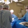 A cirurgia facial durou cerca de 7h no Huol. Paciente teve múltiplas fraturas no rosto e pode ter sequelas. Recuperação está em andamento.
