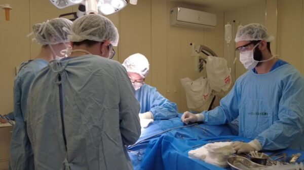 A cirurgia facial durou cerca de 7h no Huol. Paciente teve múltiplas fraturas no rosto e pode ter sequelas. Recuperação está em andamento.