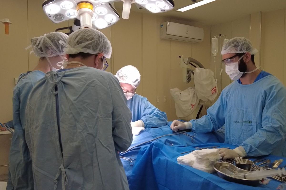 A cirurgia facial durou cerca de 7h no Huol. Paciente teve múltiplas fraturas no rosto e pode ter sequelas. Recuperação está em andamento.