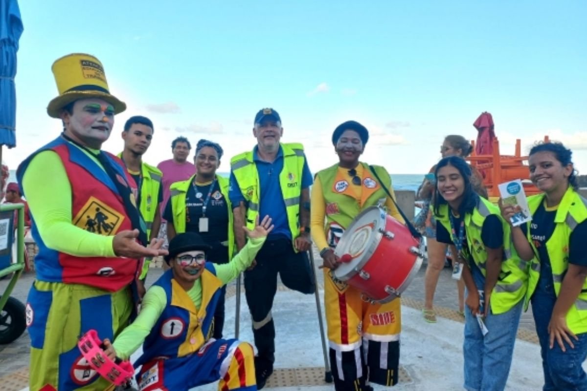 STTU realiza ação educativa no Midway Mall nesta sexta (8) pelo Dia Mundial do Pedestre, com foco na segurança e respeito à travessia.