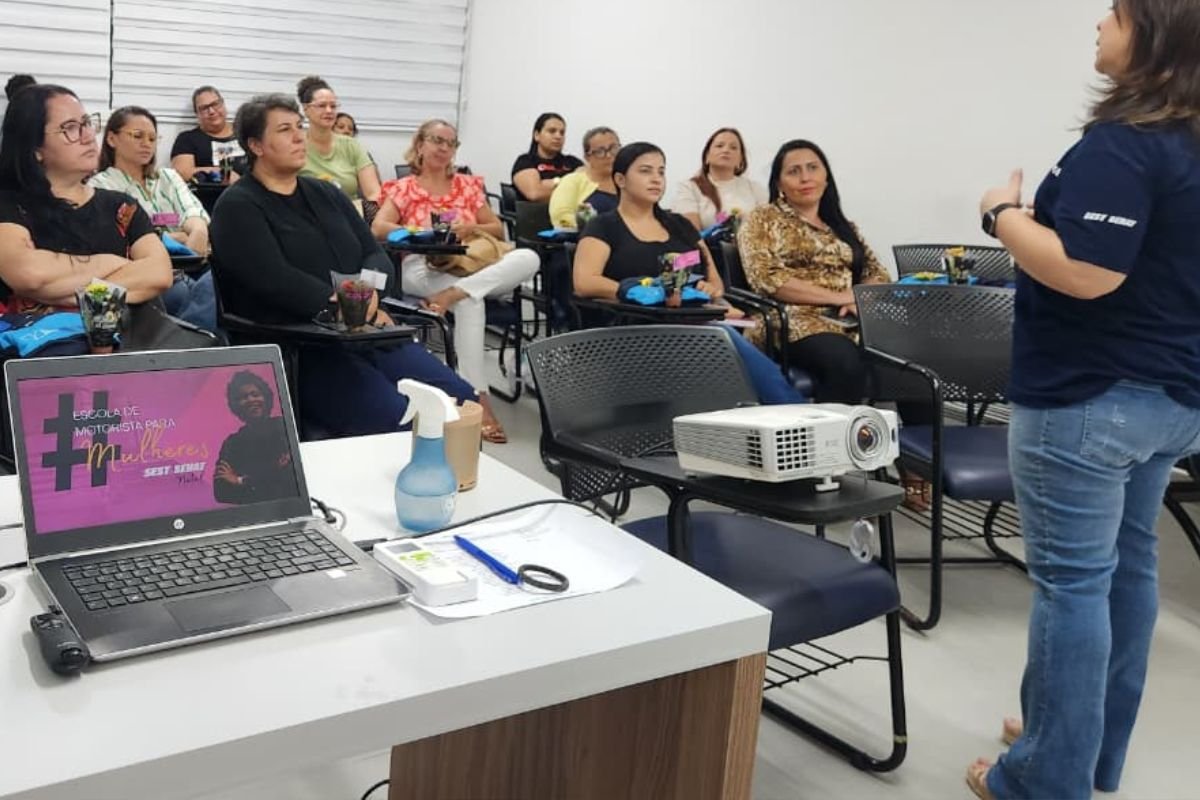primeira turma da Escola de Motoristas para Mulheres, iniciativa do SEST SENAT Natal, reúne 24 alunas interessadas em ingressar no mercado.
