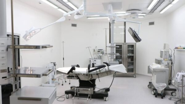 Hospital Regional da Mulher em Mossoró realiza primeira cirurgia neonatal em recém-nascido de quatro dias. Novos leitos de UTI e obstetrícia ampliam atendimento.