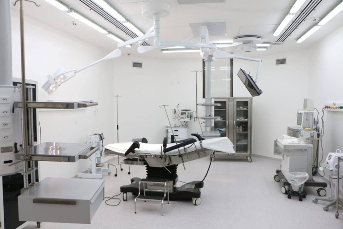 Hospital Regional da Mulher em Mossoró realiza primeira cirurgia neonatal em recém-nascido de quatro dias. Novos leitos de UTI e obstetrícia ampliam atendimento.