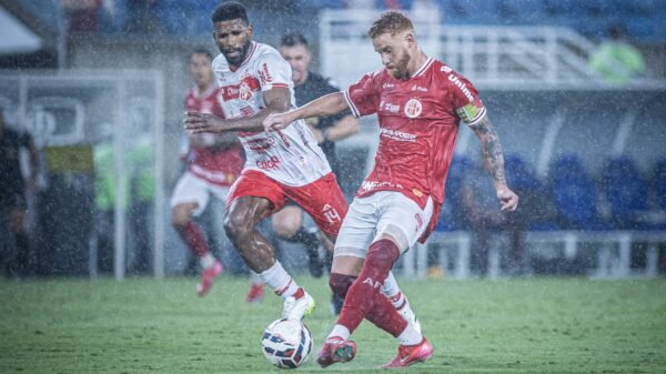 Jogador do América e Imperatriz jogando com forte chuva na Arena das Dunas.