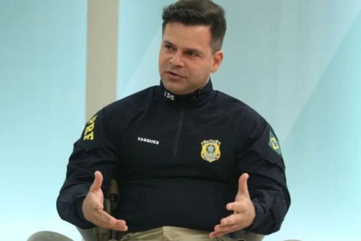 Alexandre de Moraes decreta prisão preventiva de Silvinei Vasques após rompimento de tornozeleira e fuga para o Paraguai. Ex-diretor da PRF foi condenado por trama golpista.