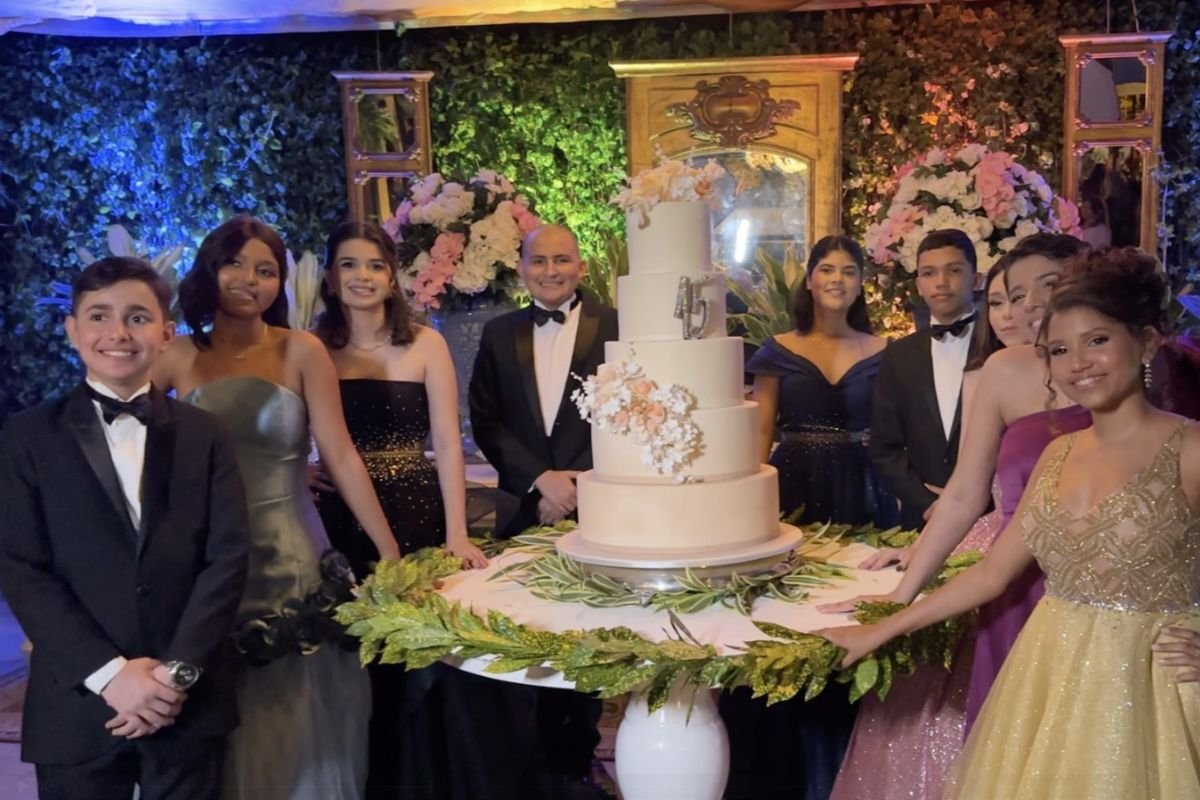 Liga realiza baile de debutantes para 10 adolescentes em tratamento oncológico, com direito a valsa, banda ao vivo e muita emoção.