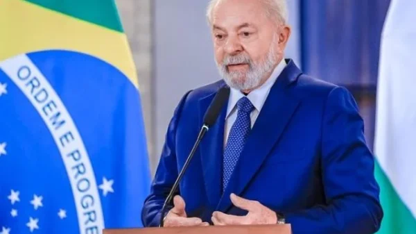 Presidente Lula durante discurso em evento no Acre defendendo Alexandre de Moraes